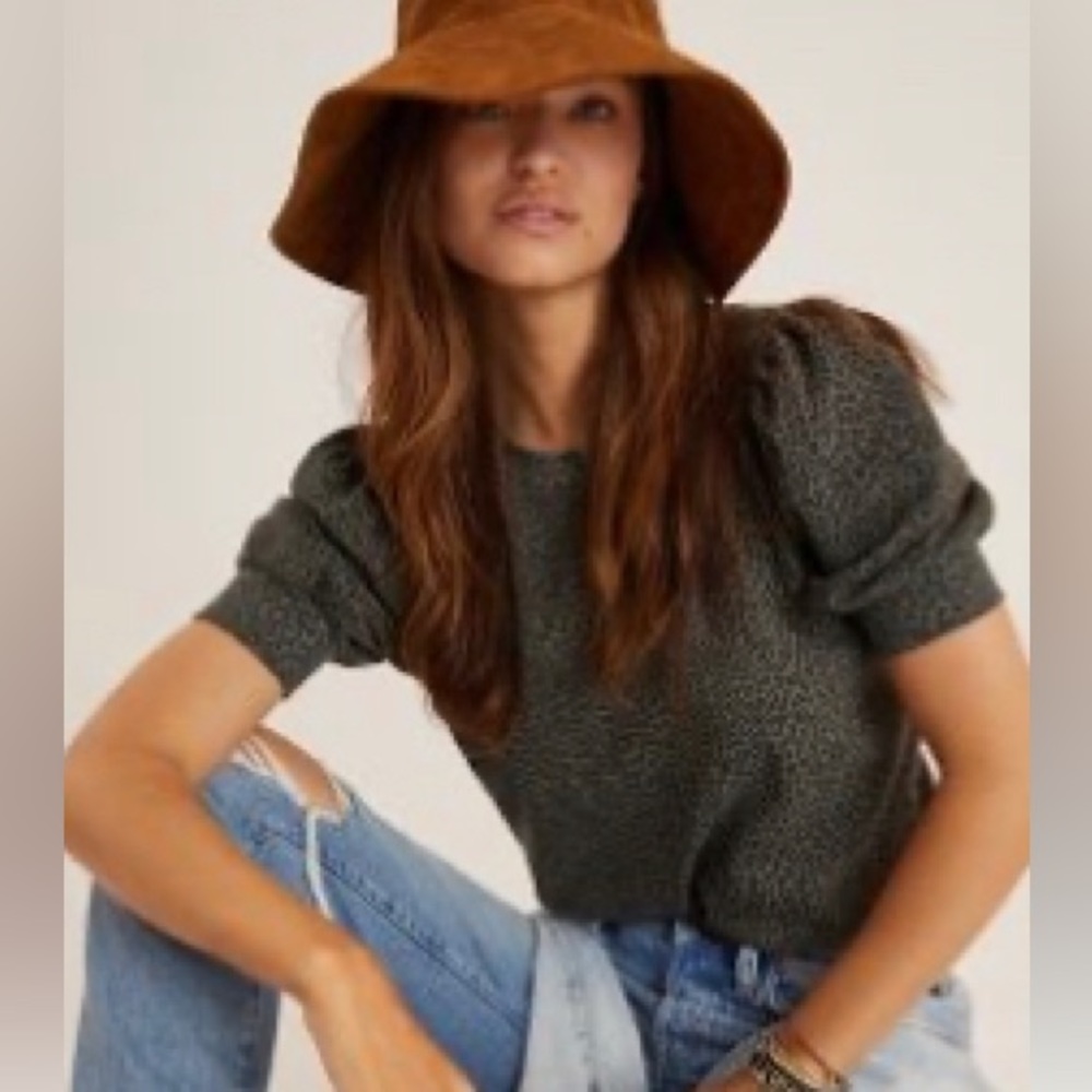T. La puff sleeve pullover. EUC